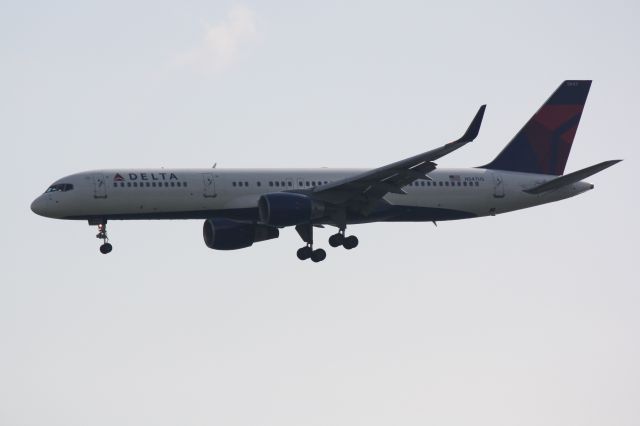 Boeing 757-200 (N547US) - Delta Flight 2298 (N547US) on approach to Runway 32 at Sarasota-Bradenton International Airport following a flight from Hartsfield-Jackson Atlanta International Airport