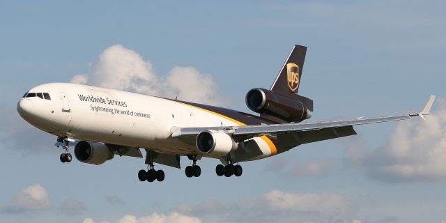 Boeing MD-11 (N289UP) - A UPS MD-11F from Anchorage on final approach to KSEA on a gorgeous day. Photo by Paul Braymen