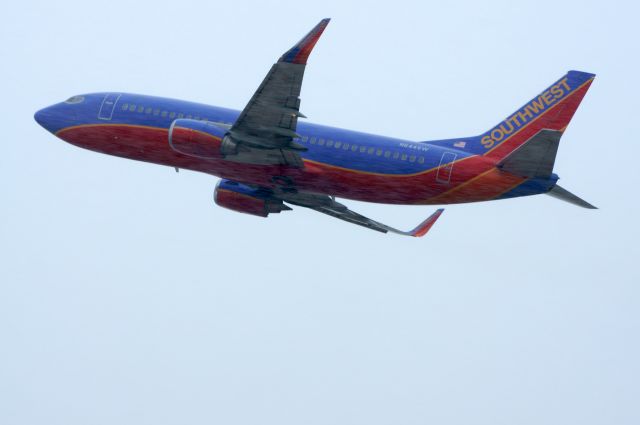 Boeing 737-700 (N644SW) - Taking off as the snow snow starts on RWY 1