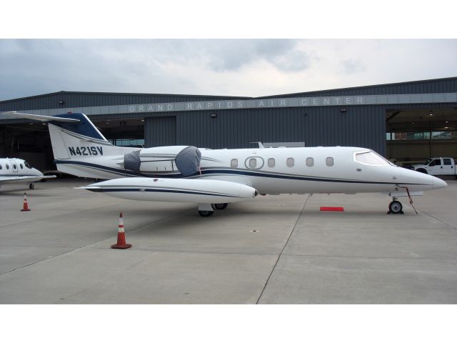 Learjet 35 (N421SV) - Lears are very good looking aircraft.