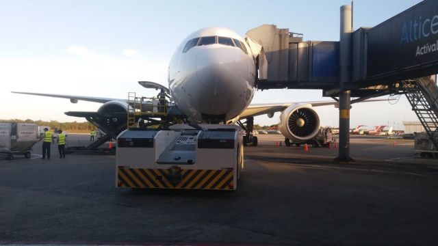 Boeing 777-200 (F-GSPZ) - THE BIG AIR FRANCE B777-200 ON ITS ARRIVAL FROM PARIS TO SANTO DOMINGO AND SOME TOMAS OF ITS PREPARATION PARASU DEPARTURE TOWARDS PARIS ...