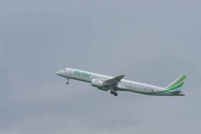 EMBRAER ERJ-190-400 (EC-NEZ) - EC-NEZ TakeOff From LEVX To GCXO In The Middle Of The Rain. 19-06-2021