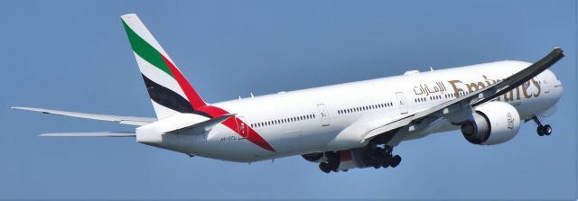 BOEING 777-300 (A6-ECL)