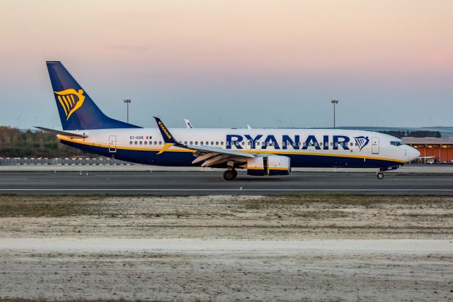 Boeing 737-700 (EI-GXK)