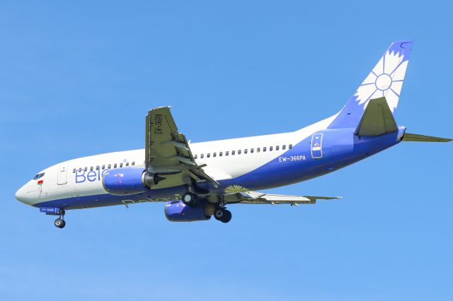 BOEING 737-300 (EW-366PA)