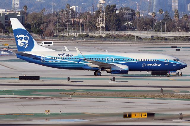 Boeing 737-800 (N512AS) - Taxiing after landing. 