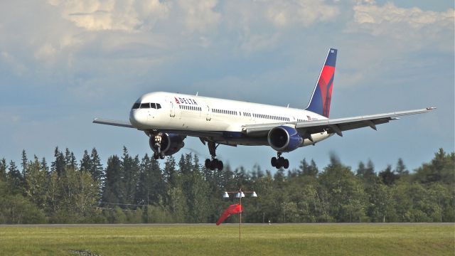 BOEING 757-300 (N587NW) - DAL9935 on final approach to runway 34L on 5/26/12 for maintenance at ATS.