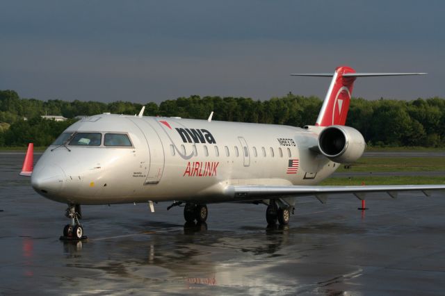 Canadair Regional Jet CRJ-200 (N8837B)