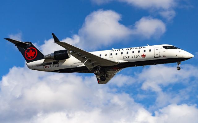 Canadair Regional Jet CRJ-200 (C-FEJA)