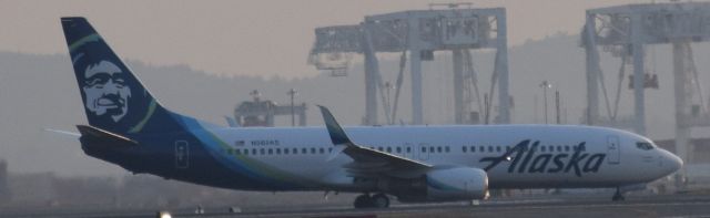 Boeing 737-700 (N562AS)