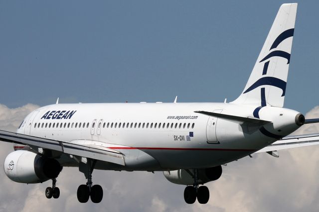 Airbus A320 (SX-DVI)