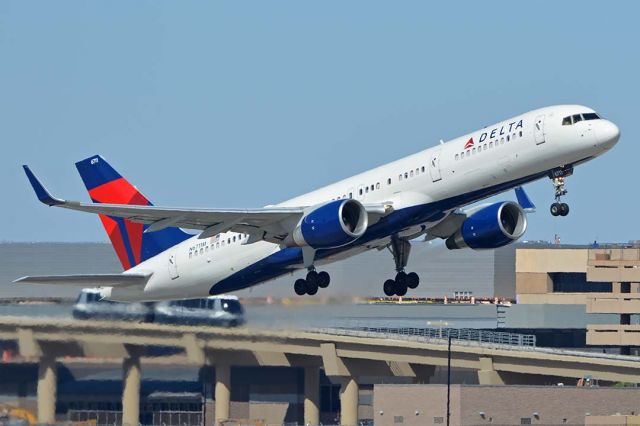 Boeing 757-200 (N6711M) - Delta Boeing 757-232 N6711M at Phoenix Sky Harbor on October 10, 2017. 