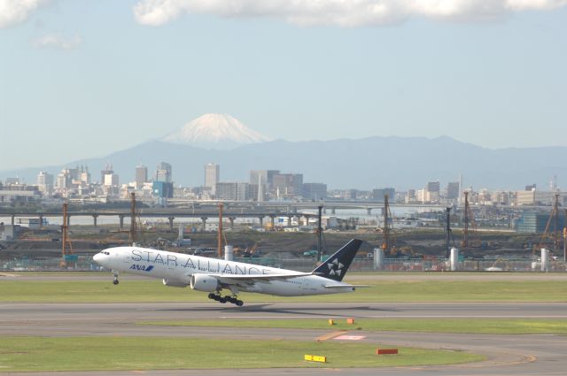 Boeing 777-200 (JA712A) - Departure at Haneda Intl Airport 16R on 2007/10/28 Staralliance c/s