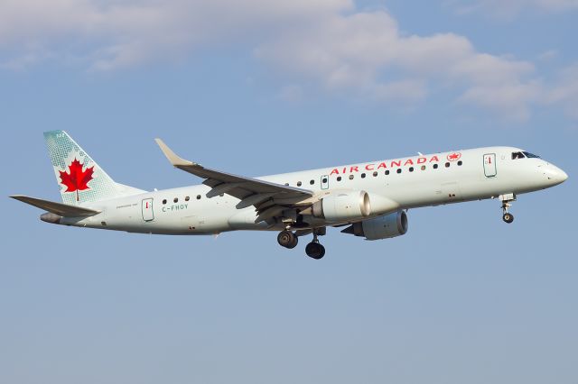 Embraer ERJ-190 (C-FHOY) - Gotta love summer! Air Canada Embraer making her arrival to Toronto in August!br /br /Full Quality: a rel=nofollow href=http://cdn-www.airliners.net/aviation-photos/photos/8/7/3/2374378.jpghttp://cdn-www.airliners.net/aviation-photos/photos/8/7/3/2374378.jpg/a