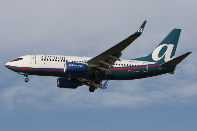 Boeing 737-700 (N308AT) - November 25, 2007 - arrived Philadelphia 