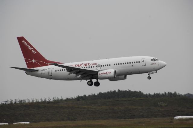 Boeing 737-700 (HL8204) - Landing at NRT Airport Runway 16L on 2011/10/9
