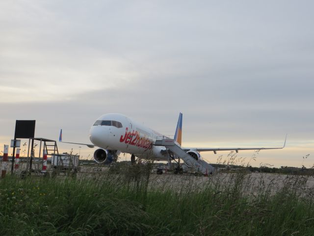 Boeing 757-200 (G-LSAE)