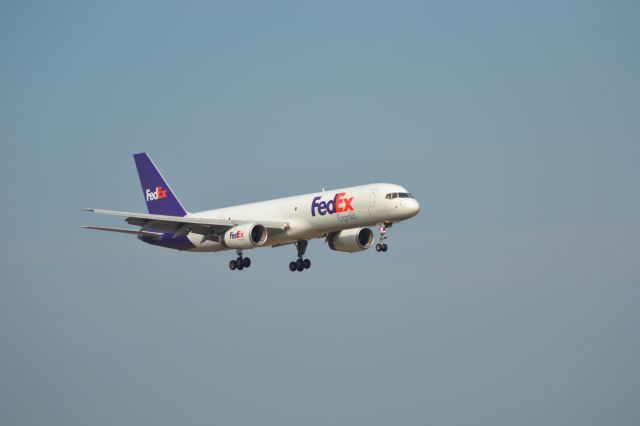 Boeing 757-200 (N939FD) - On final to FSD Runway 21