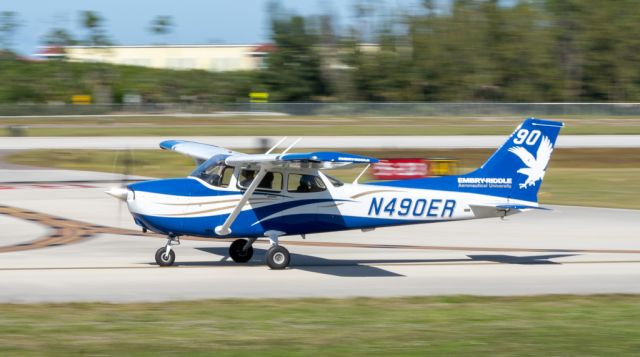 Cessna Skyhawk (N490ER) - Taxing to runway 5