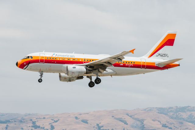 Airbus A319 (N742PS)