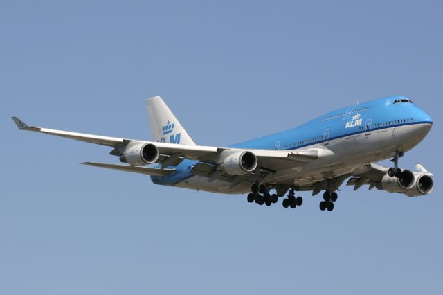 Boeing 747-400 (PH-BFN) - August 6, 2005 - Jumbo on final for Toronto