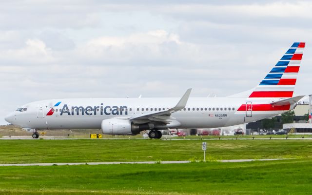 Boeing 737-800 (N823NN)