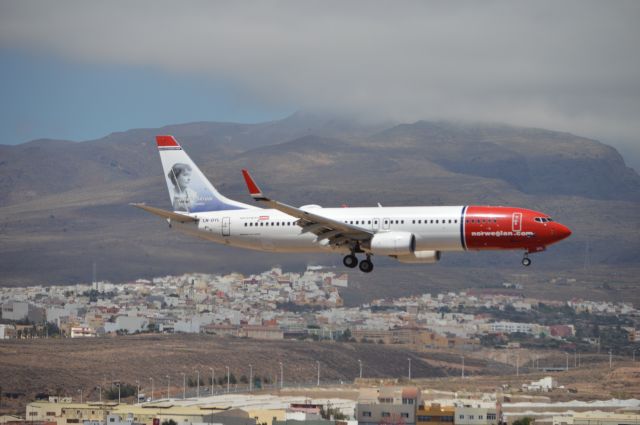 Boeing 737-700 (LN-DYL)