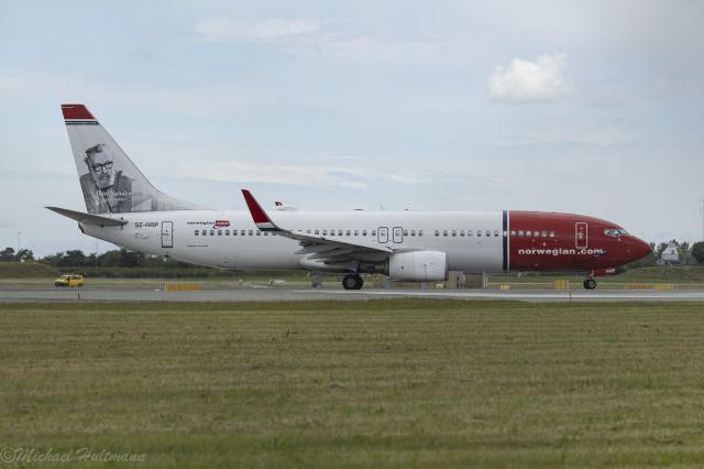 Boeing 737-700 (SE-RRP) - Right og Runway R04