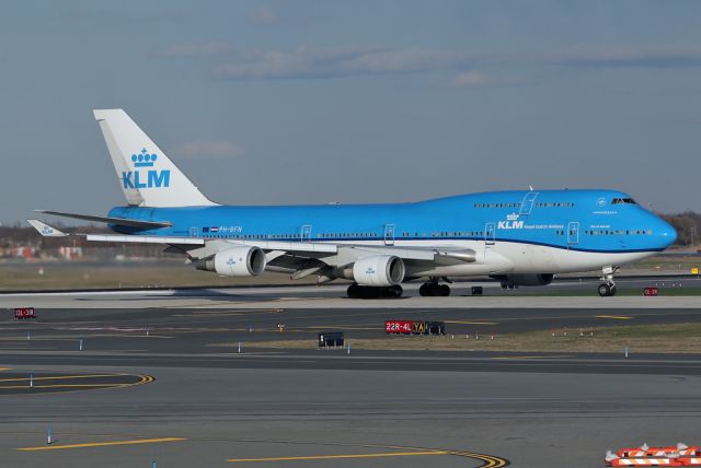 Boeing 747-400 (PH-BFN) - KL642 departing on the flight back to Amsterdam