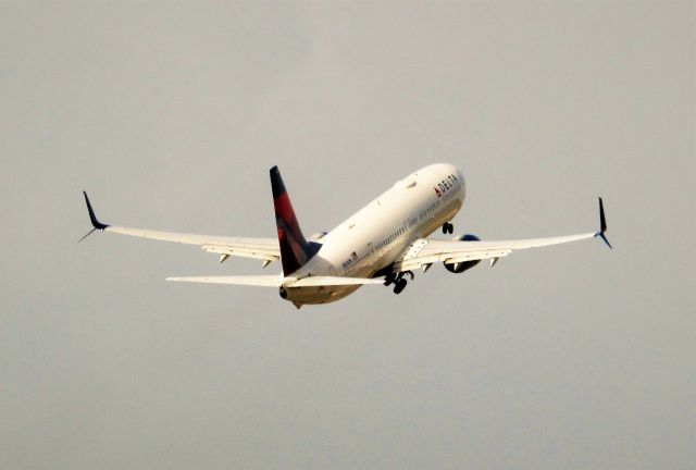 Boeing 737-900 (N834DN)
