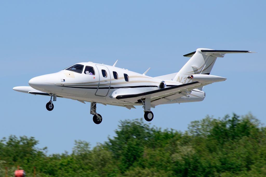 Eclipse 500 (N375ET) - Departing Runway 26