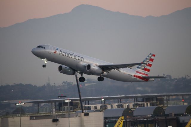 Airbus A321 (N585UW)