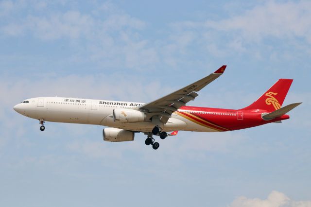 Airbus A330-300 (B-1036) - A330-343(B-1036) Landing