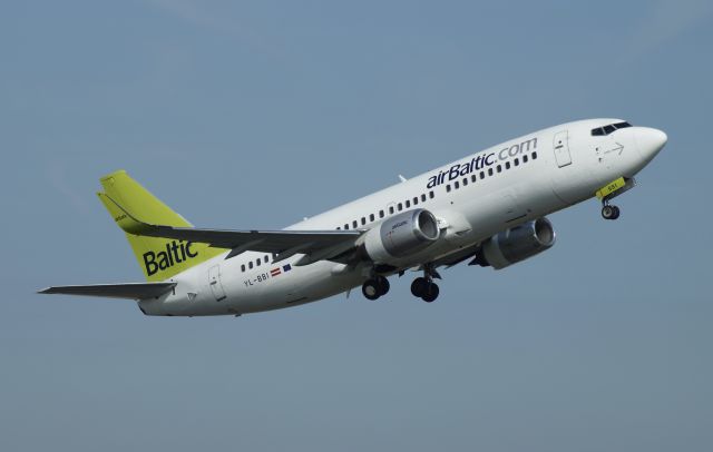 BOEING 737-300 (YL-BBI)