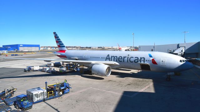 Boeing 777-200 (N792AN) - American Airlines Boeing 777-223ER N792AN in New York JFK