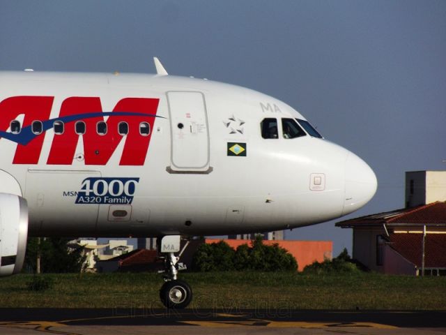 Airbus A319 (PT-TMA)