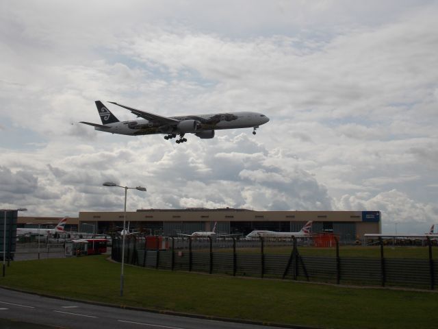 Boeing 777-200 (ZK-OKO)