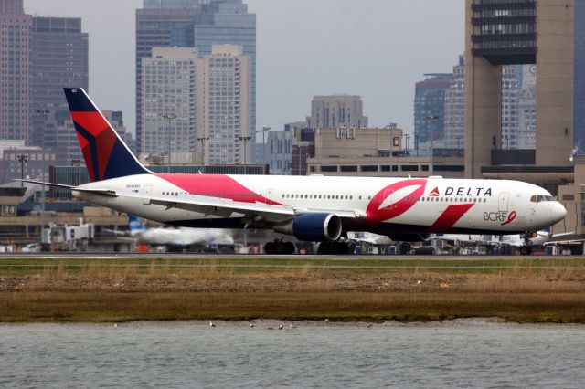 BOEING 767-400 (N845MH)