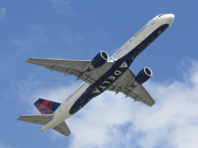 Boeing 757-200 (N666DN)