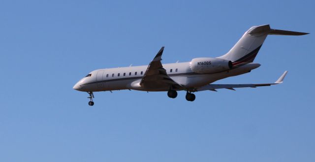 Bombardier Global Express (N160QS) - On short final is this 2012 Bombardier Global Express 6000 in the Winter of 2022.