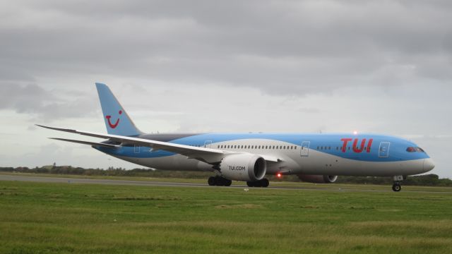 Boeing 787-9 Dreamliner (G-TUIK)