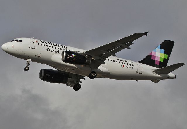 Airbus A319 (XA-VOD) - Landing at the LAX.