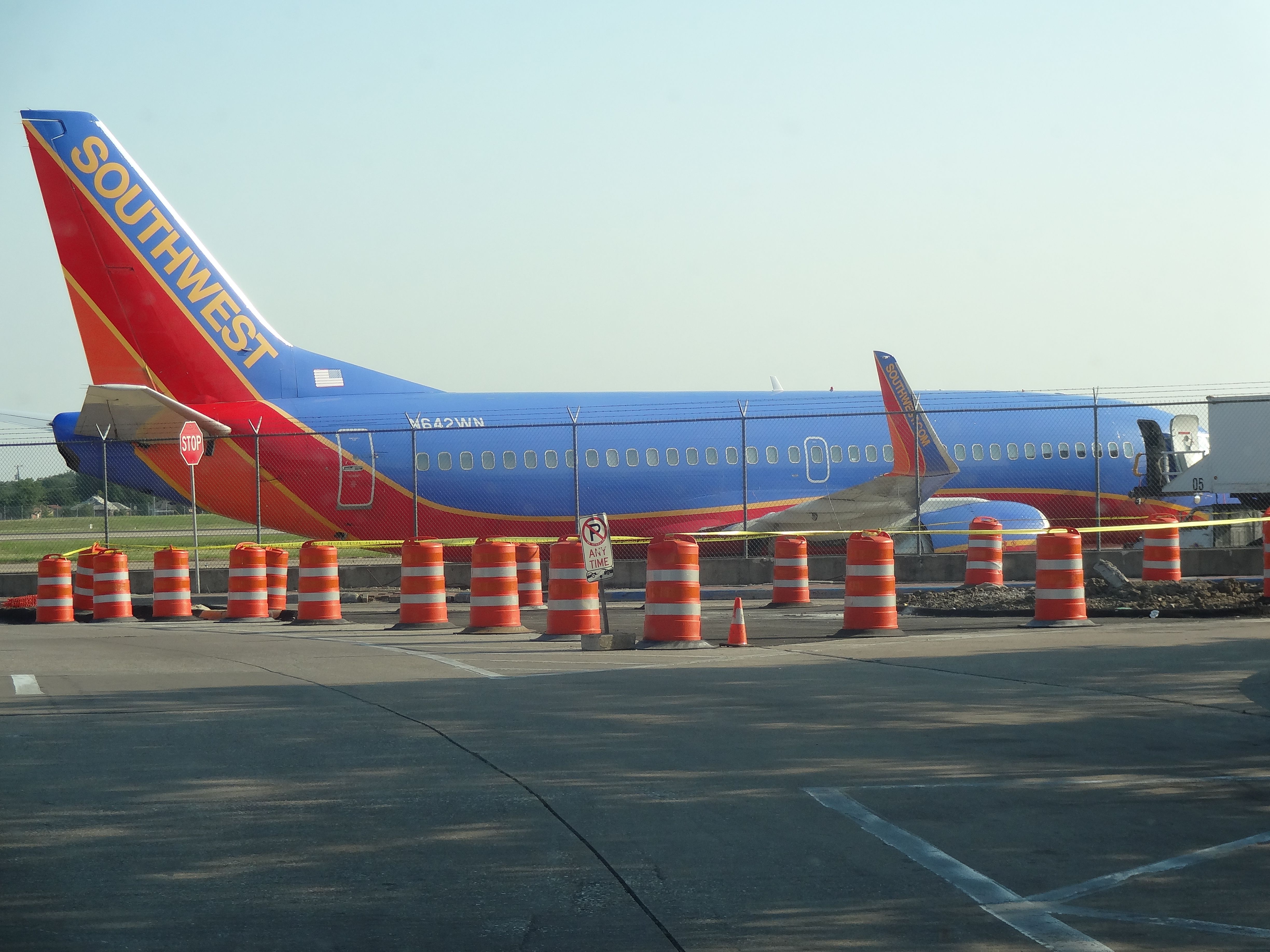 BOEING 737-300 (N642WN) - A Southwest Airlines Boeing 737-300 sitting at a remote stand at Dallas Love Field.br /br /Also note: My first picture on the database! :)