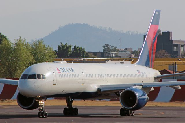 Boeing 757-200 (N672DL) - Delta Air Lines / Boeing 757-232 / MSN 25977 / N672DL / MMMX 01/2021