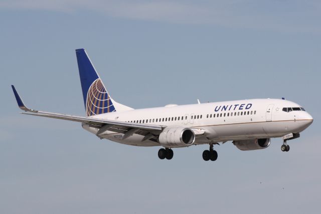 Boeing 737-800 (N77258) - United Flight 1190 (N77258) arrives at Sarasota-Bradenton International Airport following a flight from Chicago-O'Hare International Airport