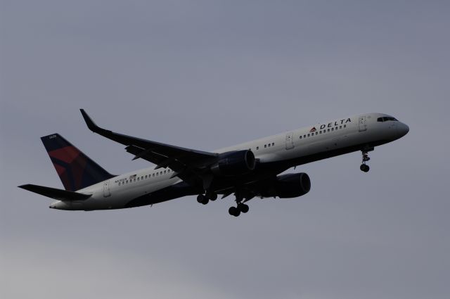 Boeing 757-200 (N535US) - Final Approach to Narita Intl Airport Rnwy34L on 2012/10/13