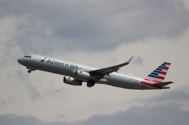 Airbus A321 (N137AA)
