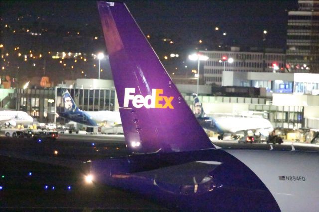 BOEING 777-200LR (N894FD)