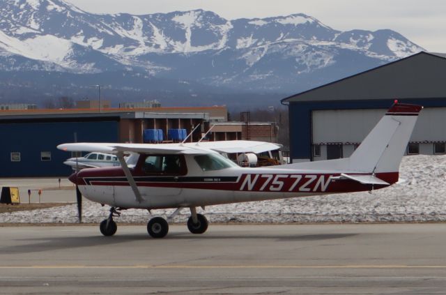 Cessna Skyhawk (N757ZN) - Taxiing for takeoff