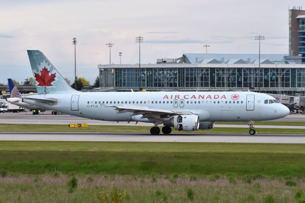 Airbus A320 (C-FTJS)